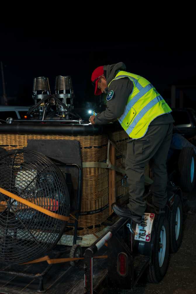 Piloto de Stratours preparando el globo aerostático