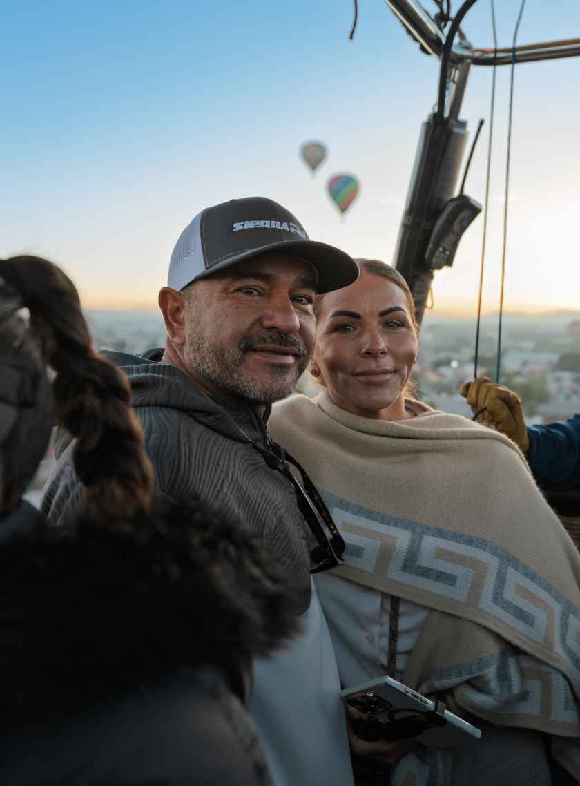 Pareja disfrutando un vuelo privado en globo sobre Teotihuacán