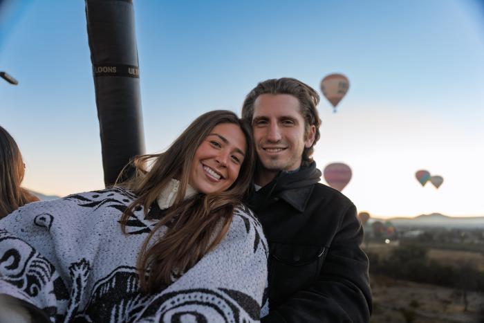 Pareja disfrutando un vuelo privado en globo sobre Teotihuacán