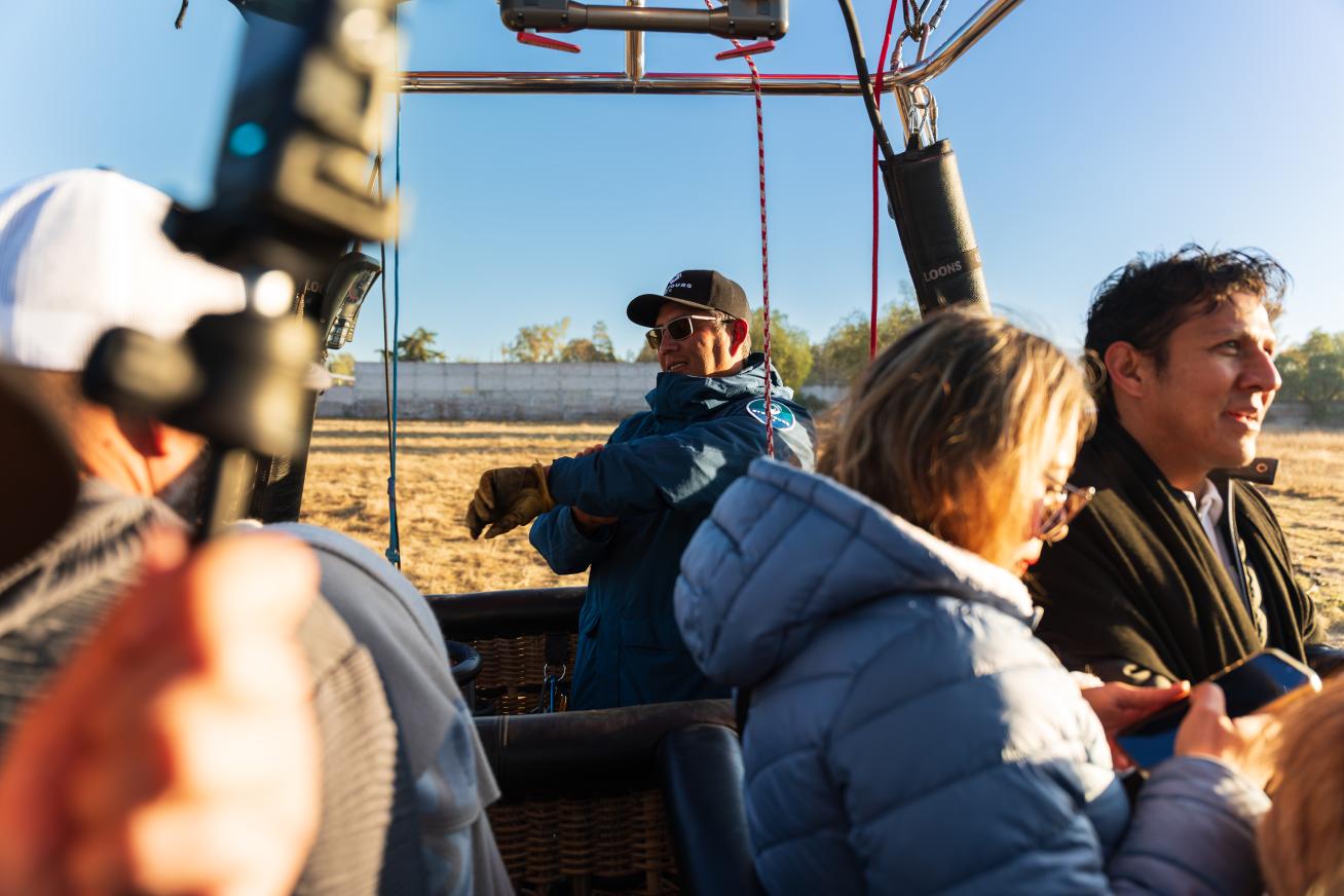 Pareja disfrutando un vuelo privado en globo sobre Teotihuacán