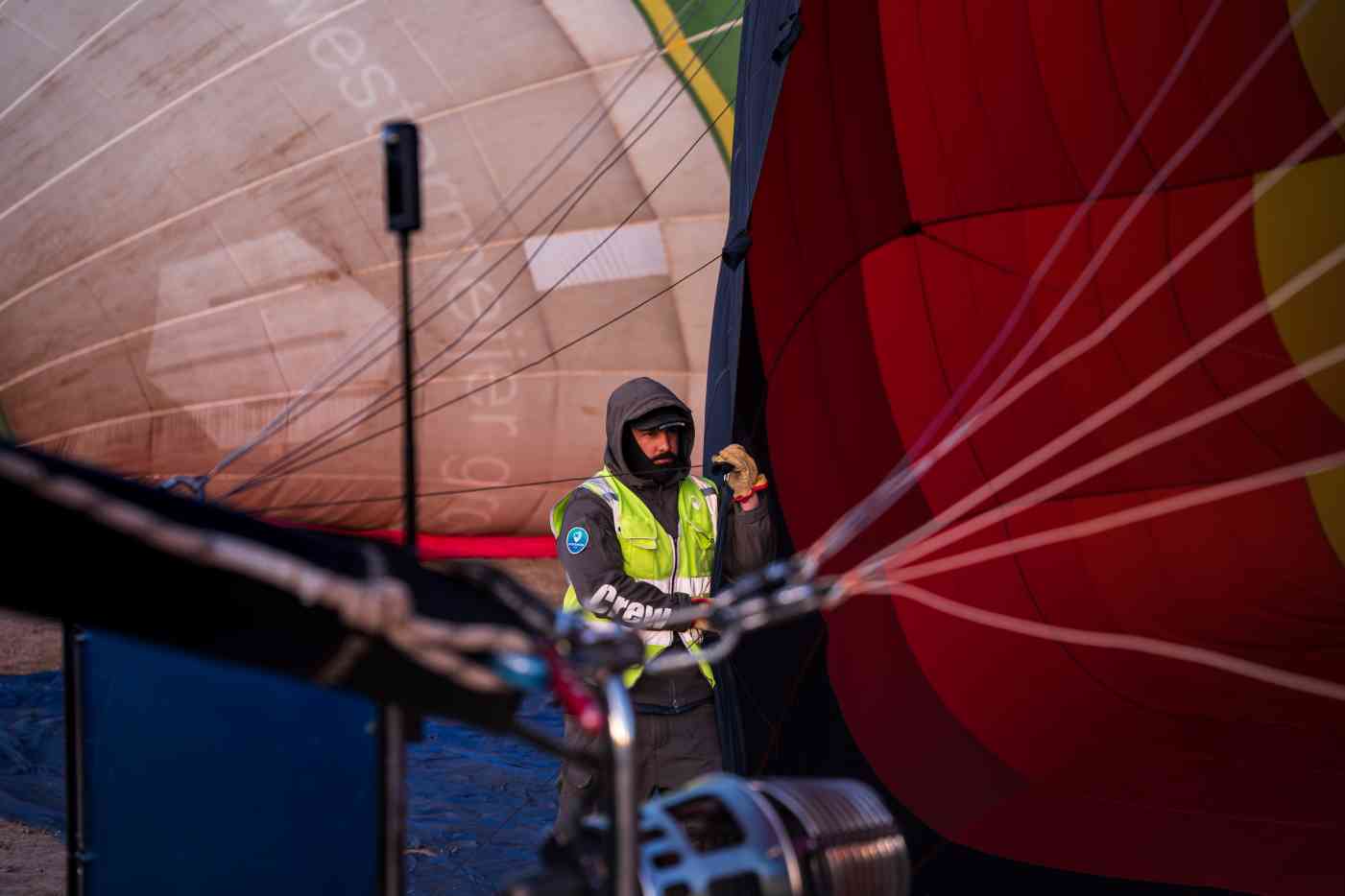 Piloto de Stratours preparando el globo aerostático