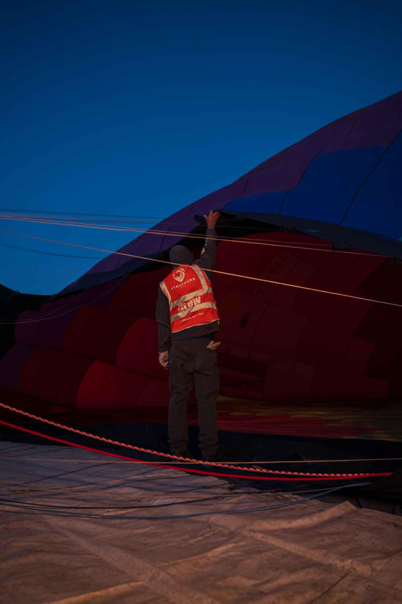 Piloto de Stratours preparando el globo aerostático